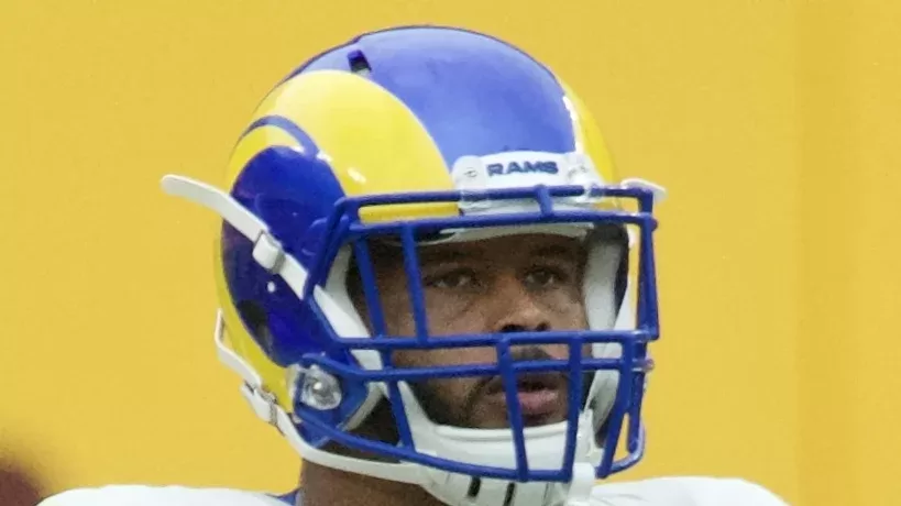 Aaron Donald con el casco de Los Angeles Rams