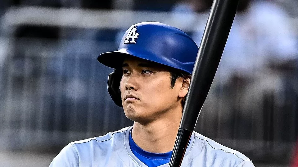 Shohei Ohtani con el bate en mano durante un turno al bate de los Dodgers