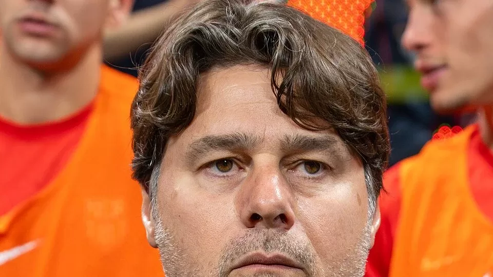 Mauricio Pochettino observando desde el banco durante un partido de la seleccion de Estados Unidos
