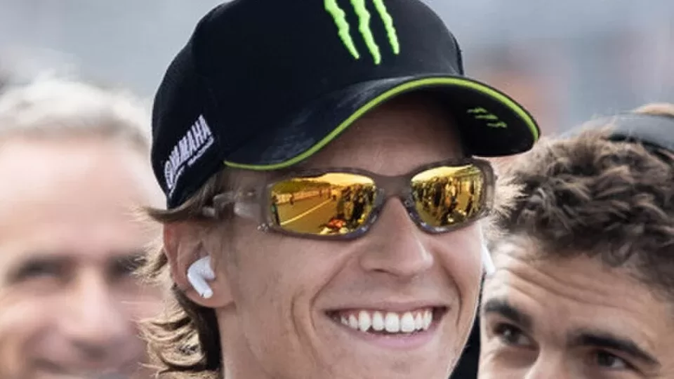 Fabio Quartararo sonriendo con la vestimenta de Yamaha en el paddock de MotoGP
