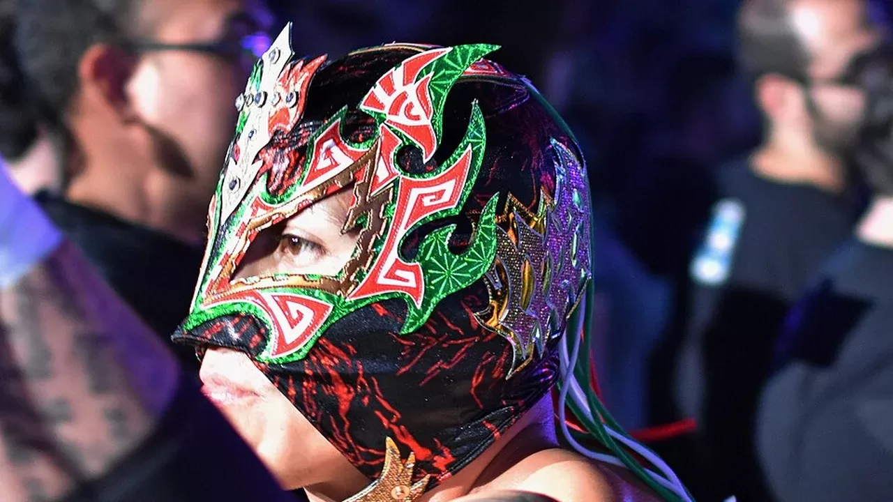 Rey Fenix con su máscara de luchador