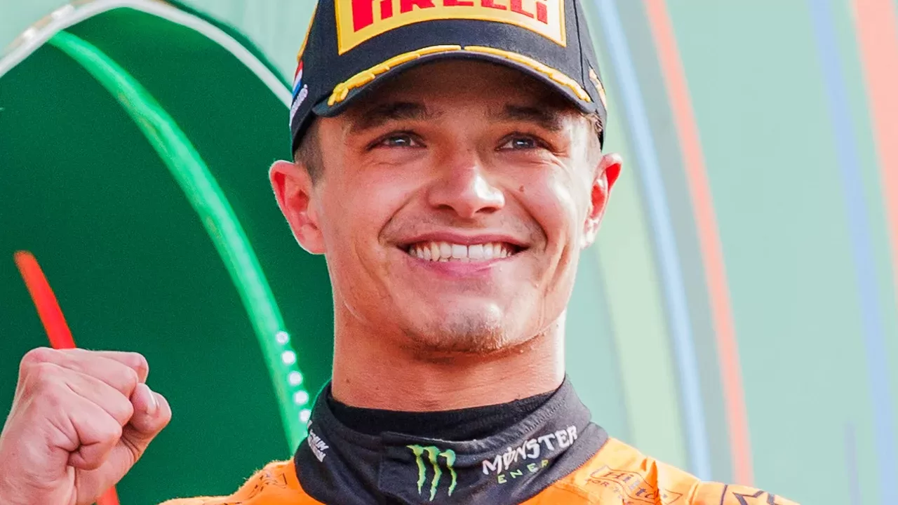 Lando Norris, piloto britanico de McLaren, celebrando en el podio en una foto de archivo