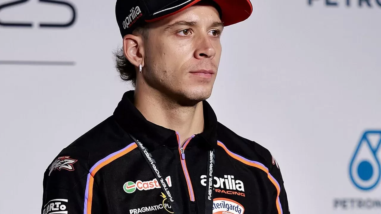 Marco Bezzecchi en el paddock de MotoGP