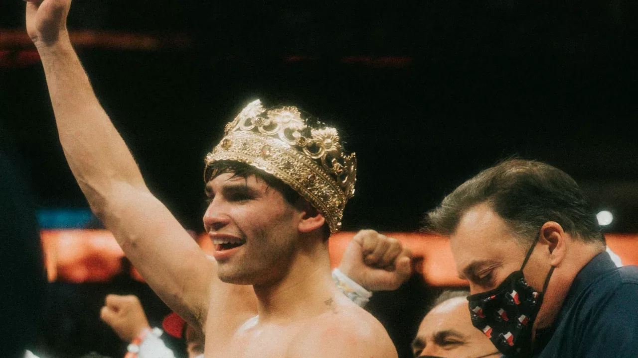 Ryan Garcia celebrando una victoria en el ring