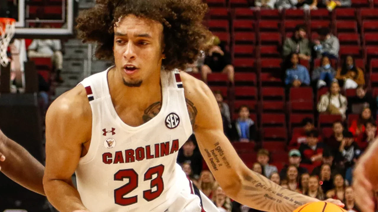 Devin Carter jugando baloncesto universitario en South Carolina