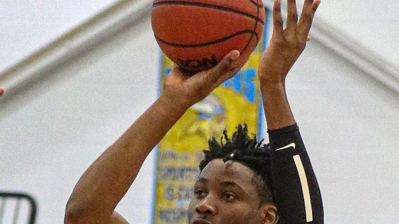 Jonathan Kuminga durante un lanzamiento en un partido de baloncesto