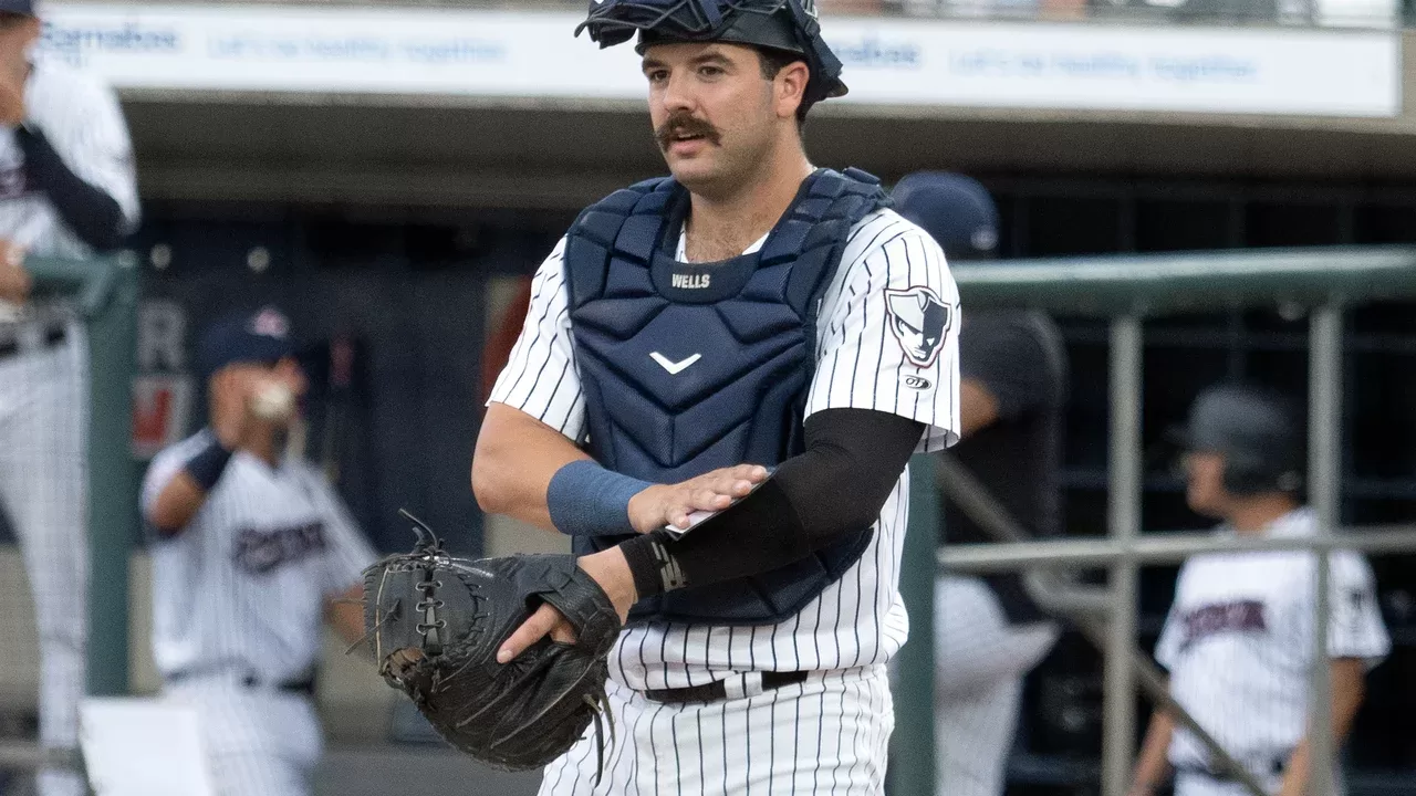 Austin Wells con el equipo de proteccion de receptor de los Yankees