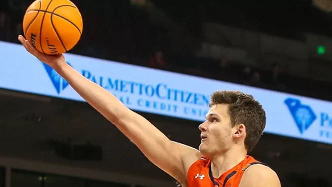 Walker Kessler, pivote adquirido por los Lakers