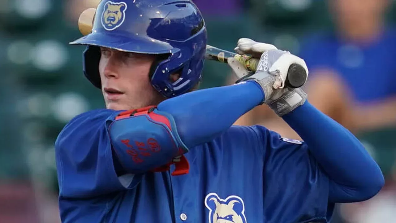Pete Crow-Armstrong al bate con los Cachorros de Chicago