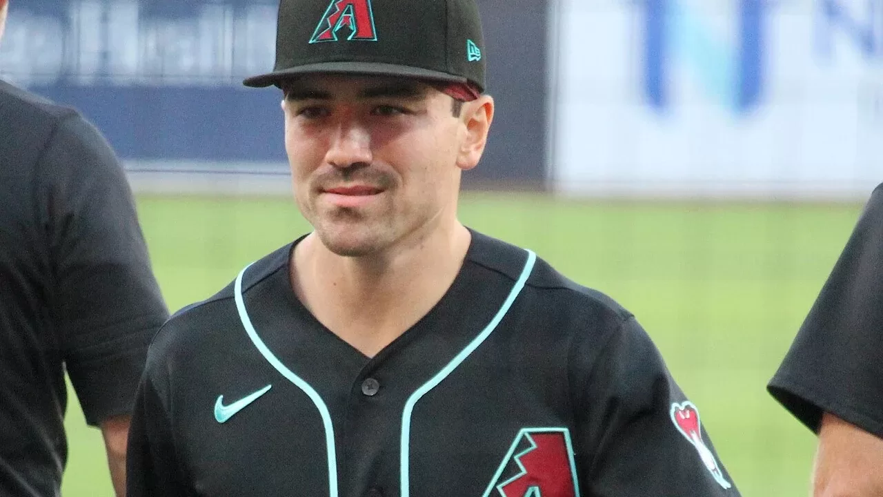 Corbin Carroll, jardinero de los Diamondbacks de Arizona, autor del jonron caminando ante los Marlins