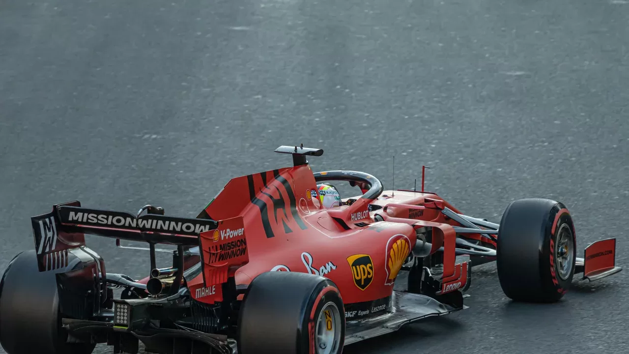 Monoplaza de Ferrari en el Circuito Urbano de Bakú durante el Gran Premio de Azerbaiyán de 2019 (foto de archivo), la misma pista donde la Fórmula 2 correrá su fin de semana ampliado en 2026