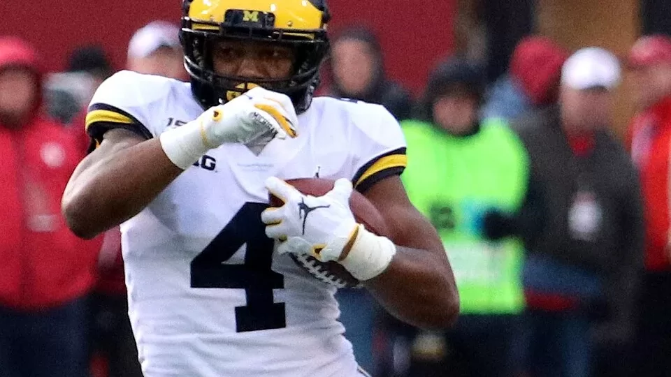 Nico Collins, receptor de los Houston Texans, corre con el balon durante un partido