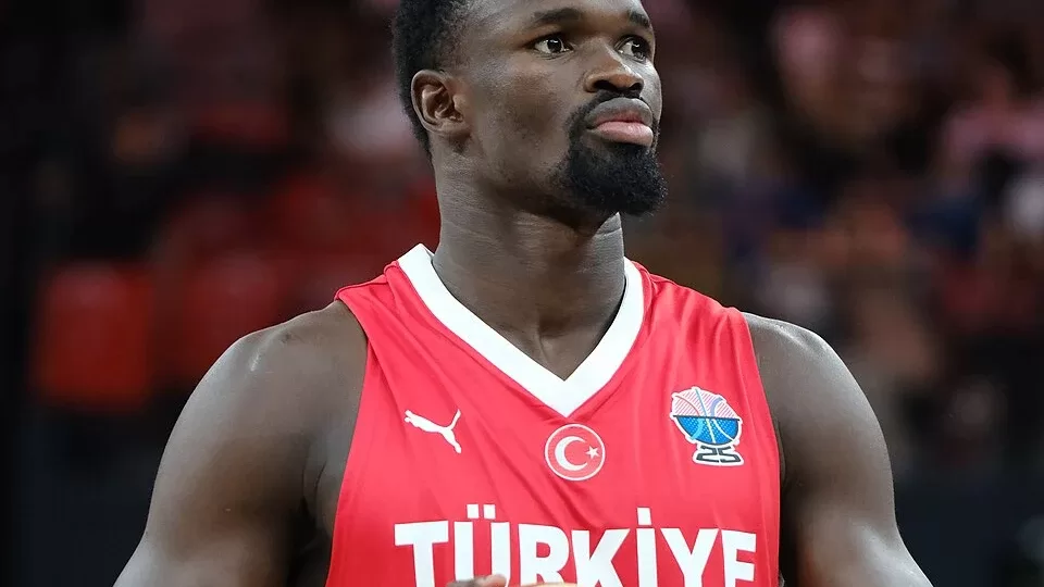 Adem Bona jugando con la camiseta de la seleccion de Turquia
