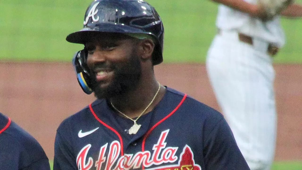 Michael Harris II celebra en el terreno con el uniforme de los Bravos de Atlanta