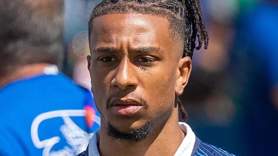 Michael Olise con la camiseta del Bayern Munich durante un partido