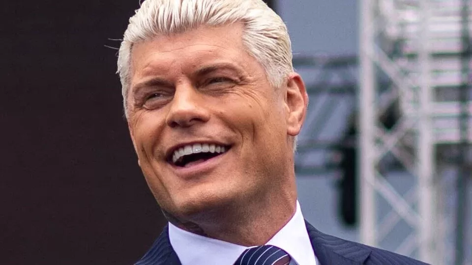 Cody Rhodes sonriendo durante una aparicion publica