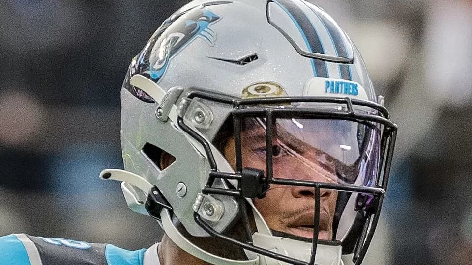 DJ Moore, receptor de los Buffalo Bills, con el casco de la NFL (foto de archivo)