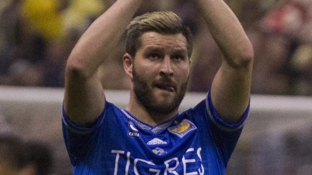 Andre-Pierre Gignac, capitan de Tigres, con la camiseta del equipo (foto de archivo, rival de FC Juarez en este partido)