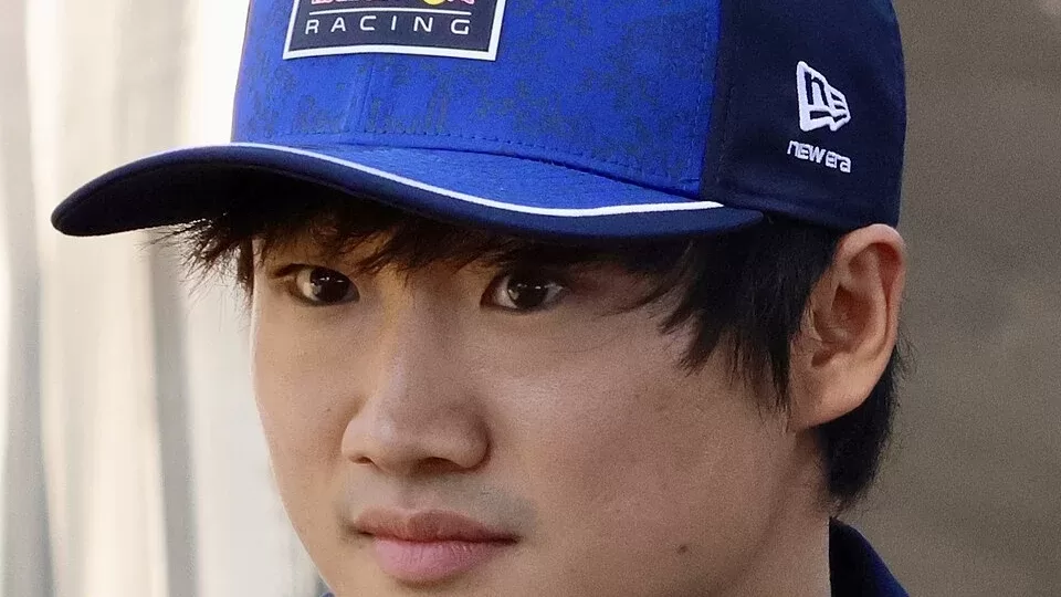 Yuki Tsunoda con la gorra de Red Bull Racing