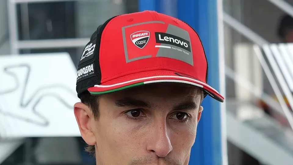 Marc Marquez con la gorra de Ducati Lenovo