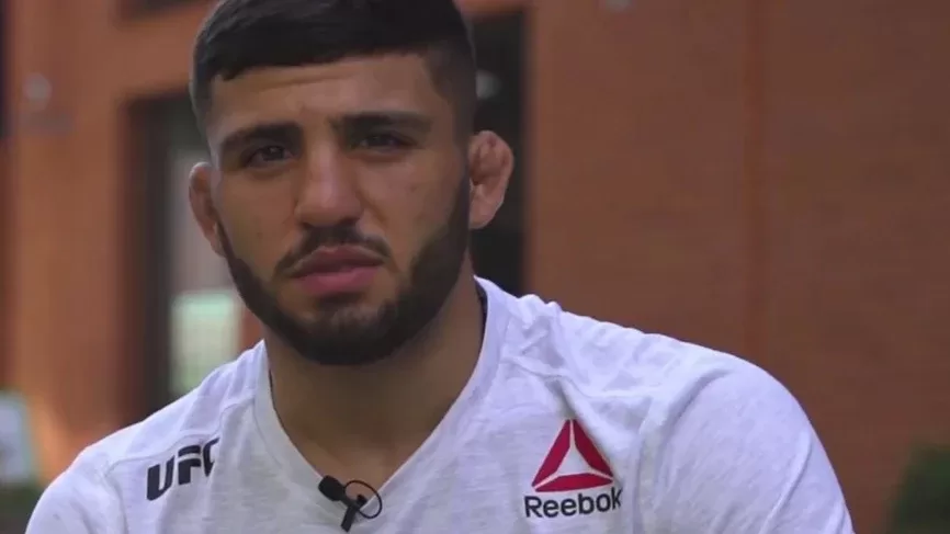 Arman Tsarukyan durante una entrevista con la camiseta de UFC (foto de archivo)