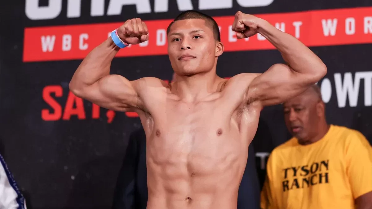 Isaac Pitbull Cruz posando durante un pesaje de boxeo