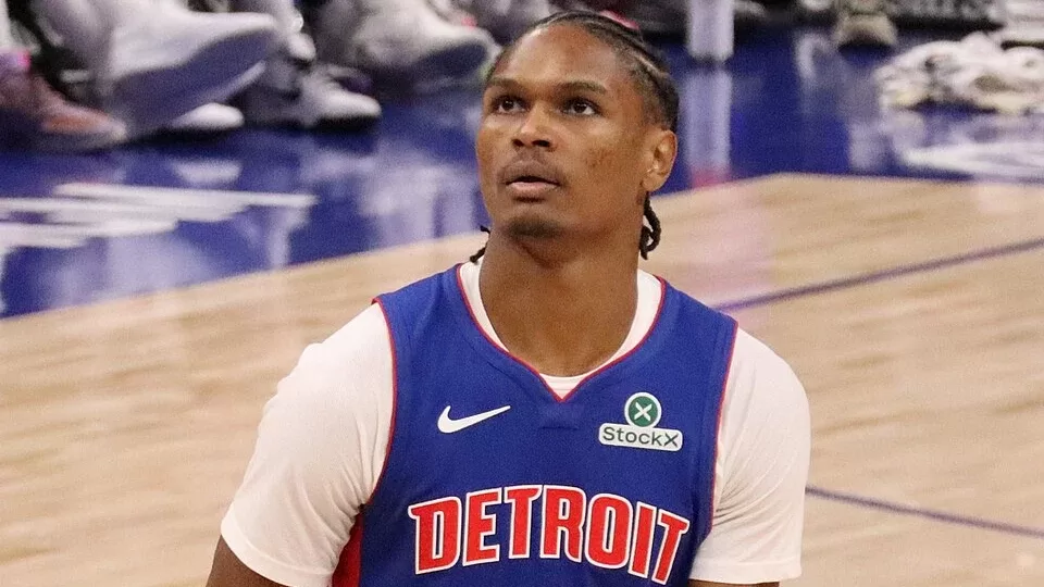 Ausar Thompson con el uniforme de los Detroit Pistons
