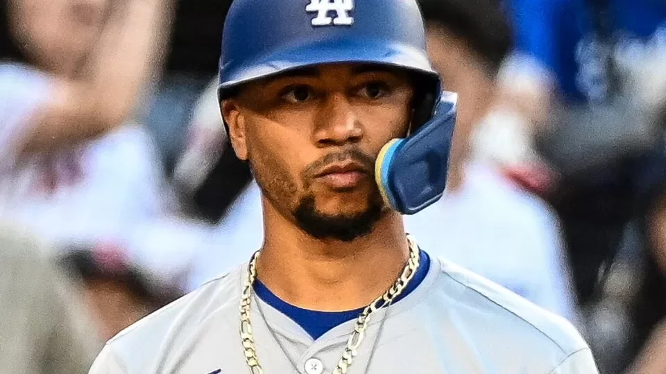 Mookie Betts con el uniforme de los Dodgers de Los Angeles