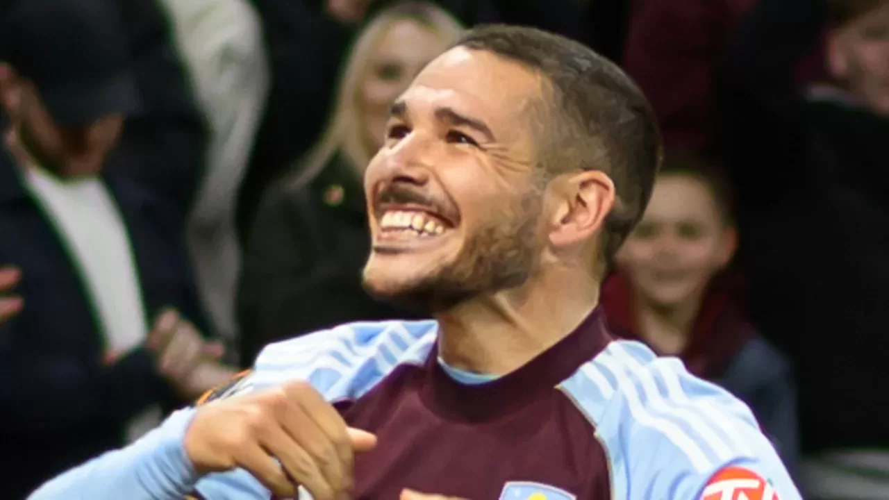 Emiliano Buendia celebra con la camiseta del Aston Villa