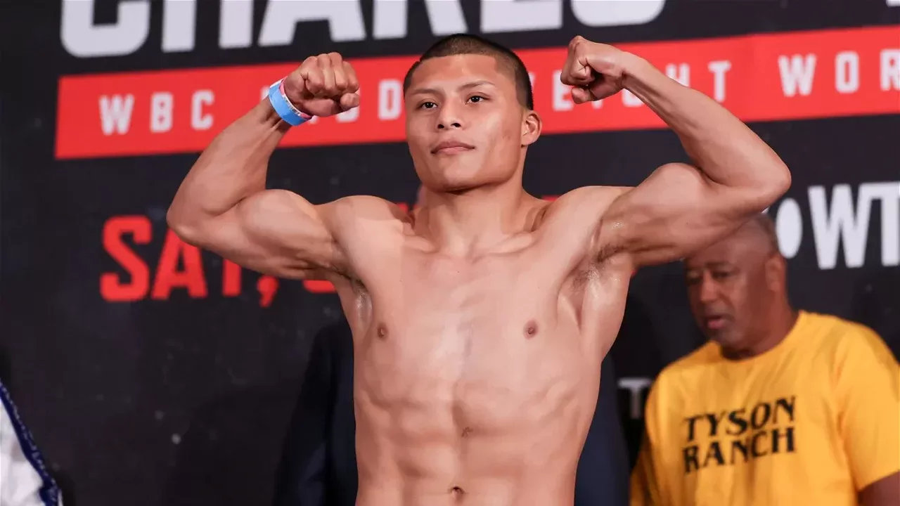 Isaac Pitbull Cruz posa en el pesaje antes de su pelea