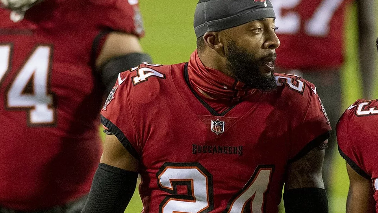 Carlton Davis III con el uniforme de los Buccaneers antes de su etapa en los Patriots
