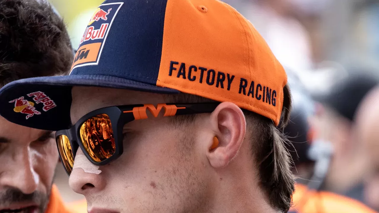 Pedro Acosta con la vestimenta del equipo Red Bull KTM Factory Racing