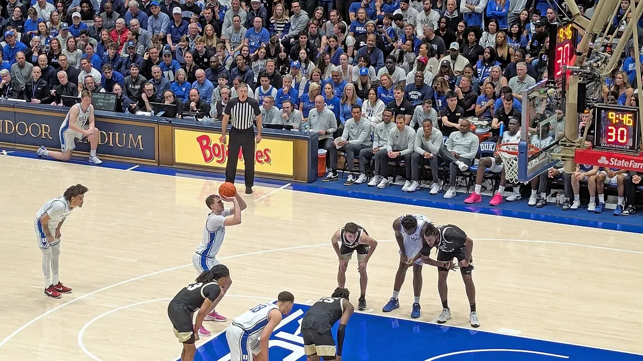 Cooper Flagg durante su etapa universitaria con Duke, previo a su llegada a los Mavericks