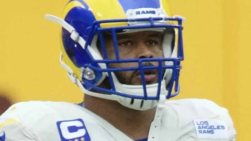 Aaron Donald con el uniforme de los Los Angeles Rams