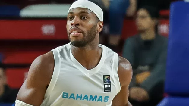 Buddy Hield jugando con la seleccion de Bahamas