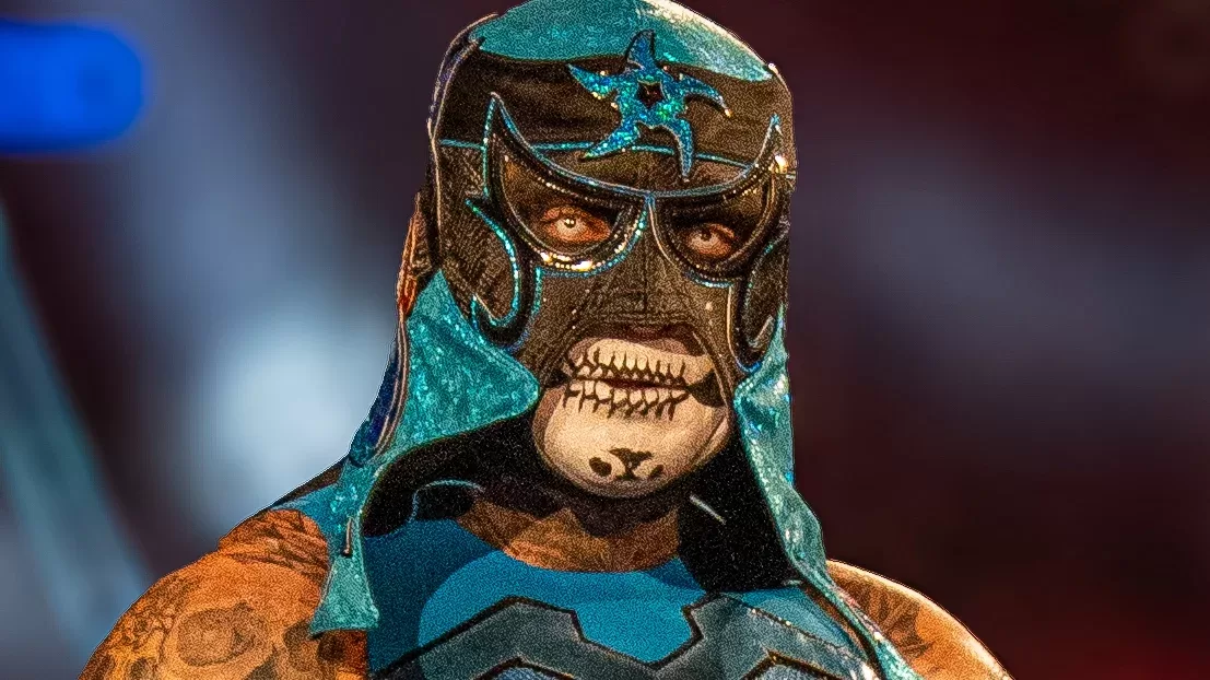 Penta durante su entrada a un evento de WWE