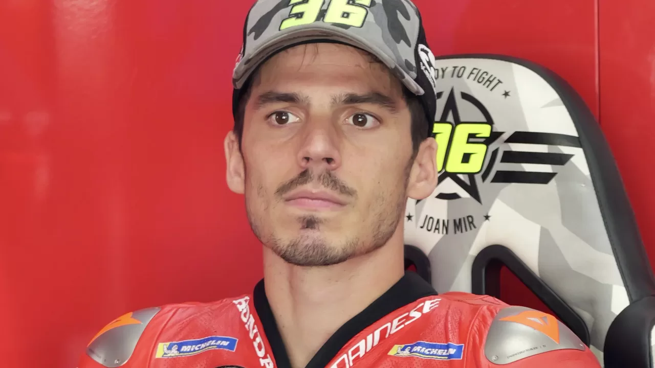 Joan Mir con el uniforme de Honda en el box de MotoGP