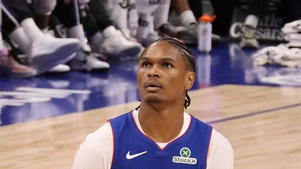Ausar Thompson en accion con la camiseta de los Detroit Pistons
