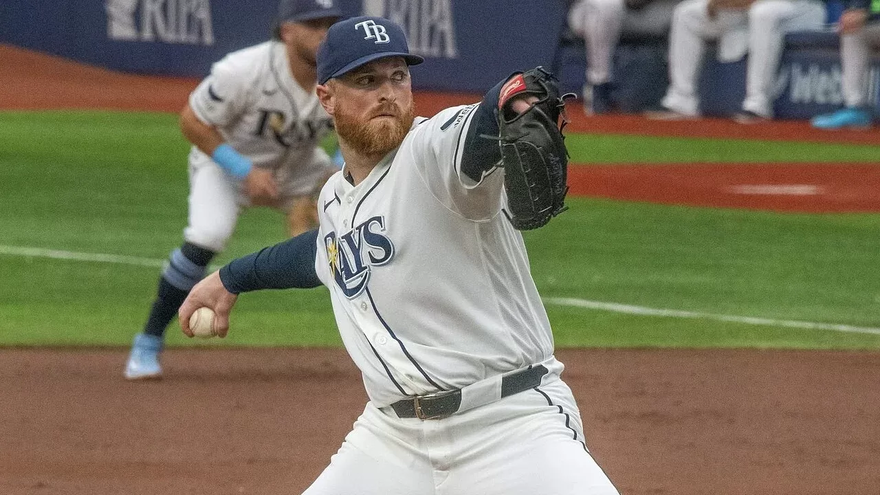 Drew Rasmussen lanzando con la camiseta de los Tampa Bay Rays