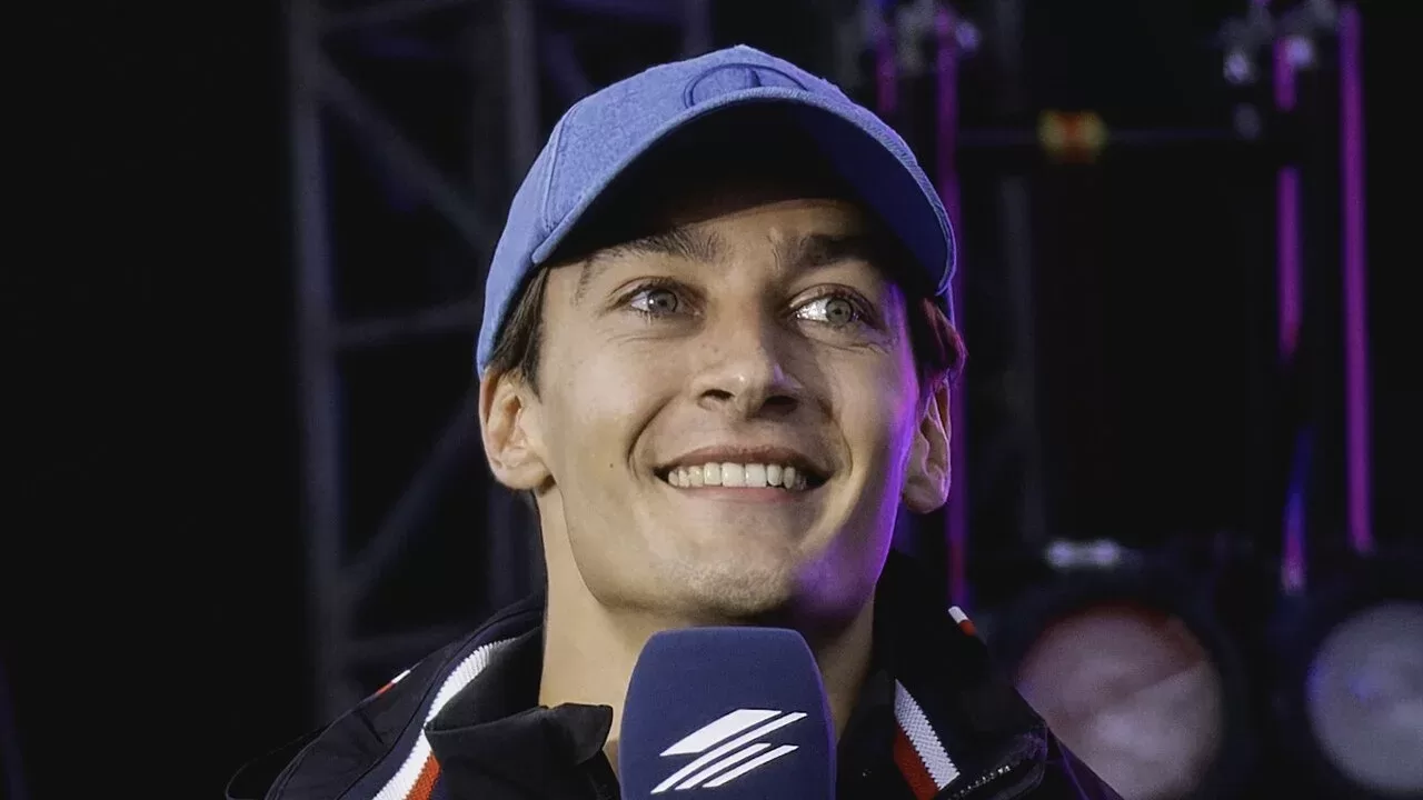 George Russell con el uniforme de Mercedes en el paddock de Formula 1