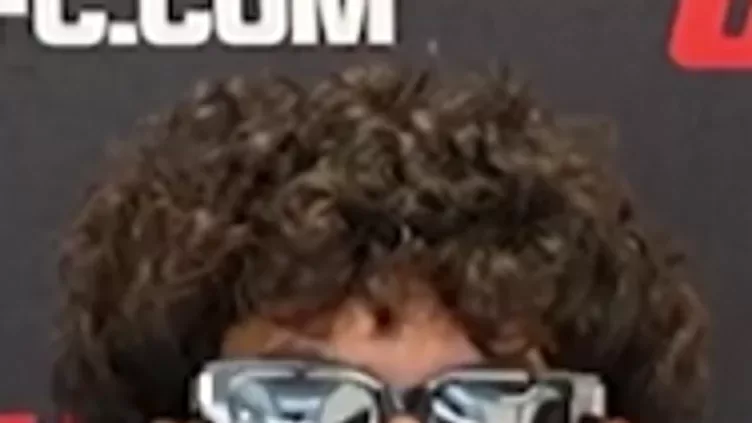 Raul Rosas Jr. celebra una victoria en el octagono de UFC
