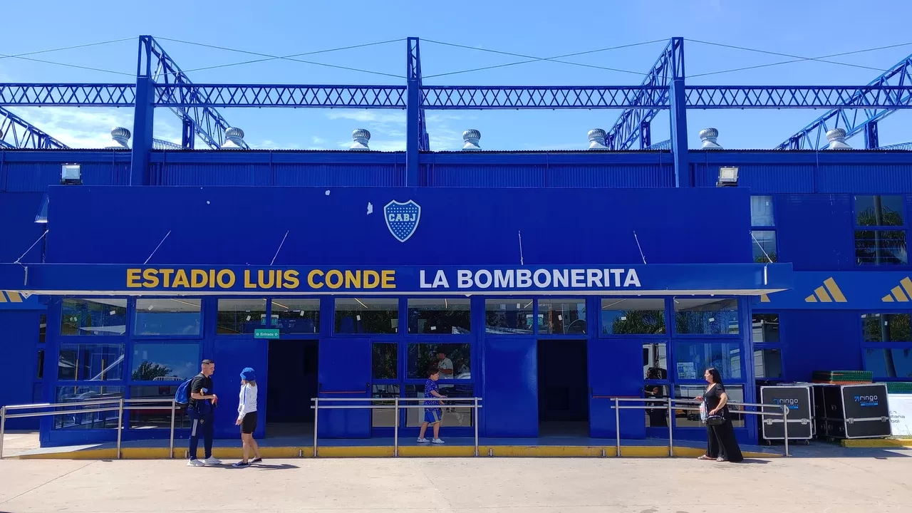 Fachada del Estadio Luis Conde (La Bombonerita), sede del básquet de Boca Juniors, que ganó el bronce en la Copa Intercontinental FIBA 2026