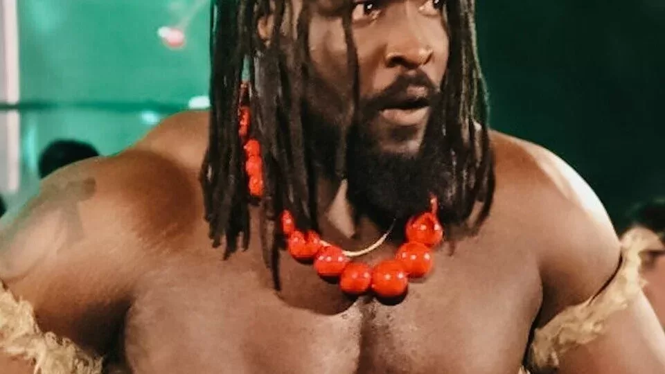 Oba Femi encaro a Omos tras el evento estelar de WWE x AAA Worlds Collide