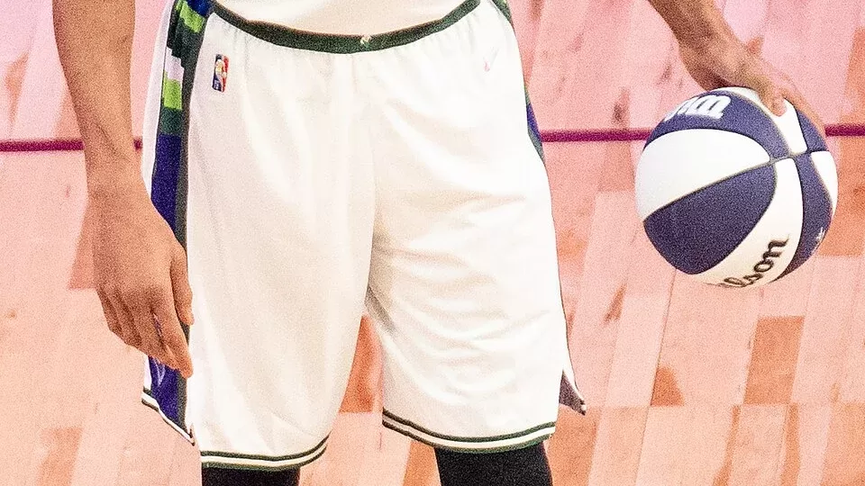 Giannis Antetokounmpo con la camiseta del Miami Heat