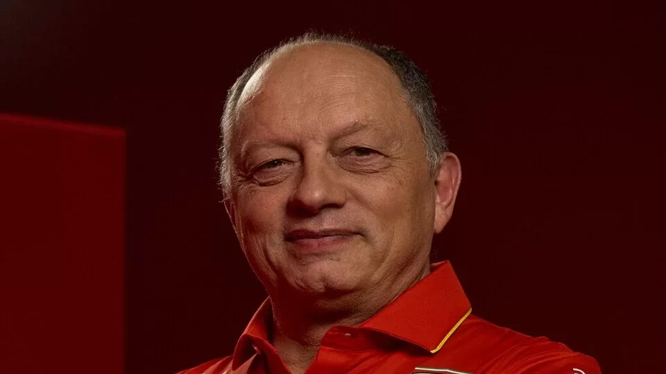 Fred Vasseur, director de Ferrari, vistiendo el uniforme rojo del equipo