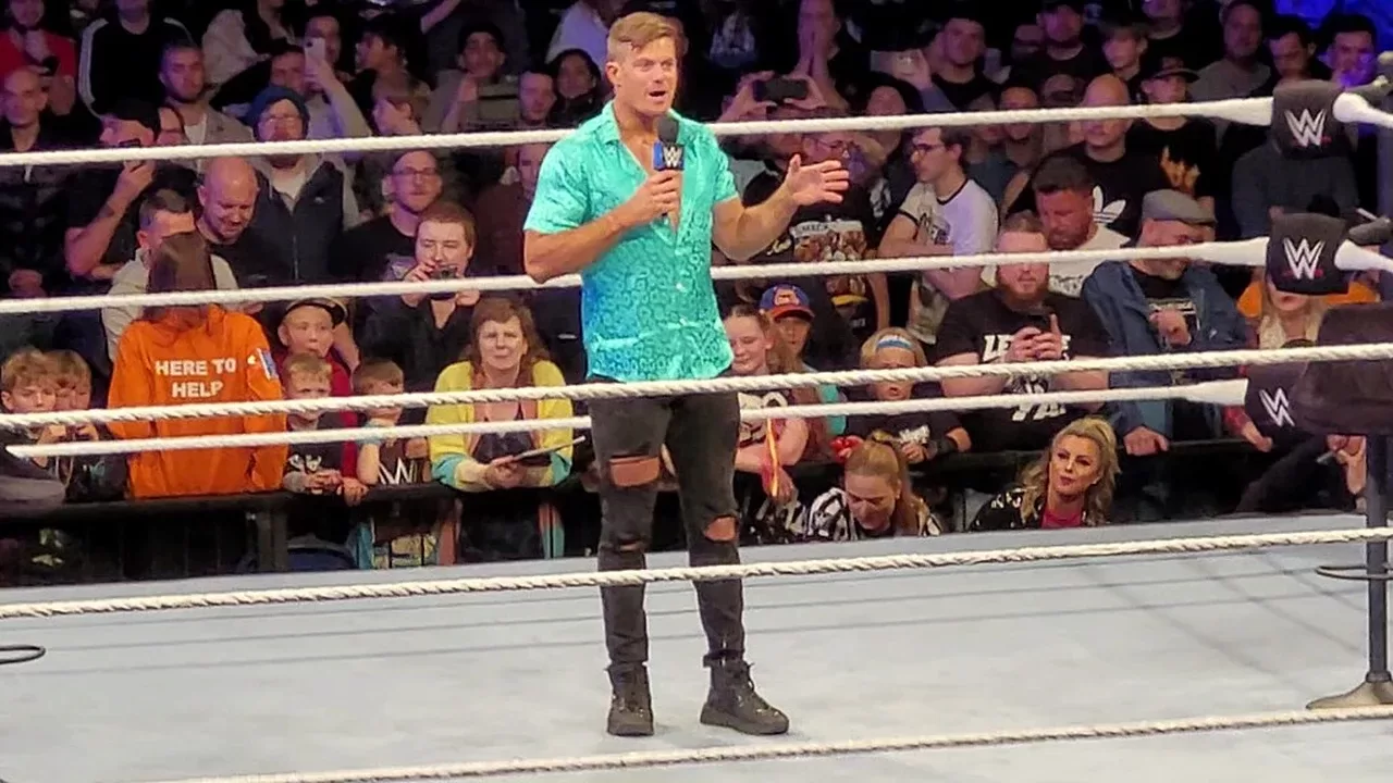 Grayson Waller con microfono en el ring durante un evento de WWE