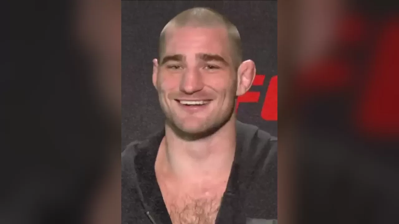 Sean Strickland, campeon de peso mediano de UFC, sonriendo en una conferencia de prensa