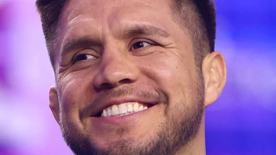Henry Cejudo sonriendo durante una aparicion publica