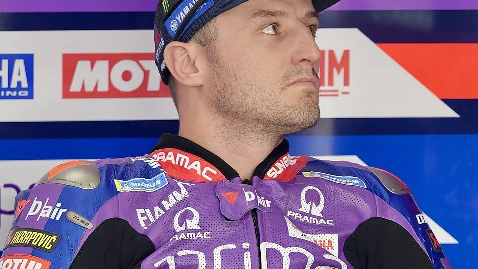 Jack Miller con el mono de Pramac Yamaha en el box de MotoGP