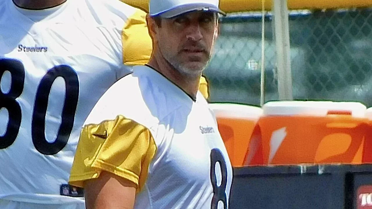 Aaron Rodgers con el uniforme de los Pittsburgh Steelers